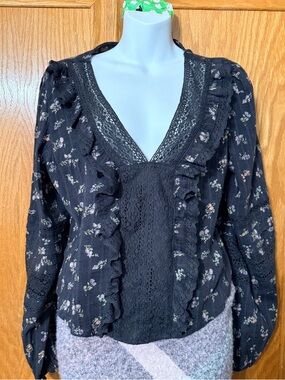 America Eagle Women Size Medium charcoal Floral Crop Top